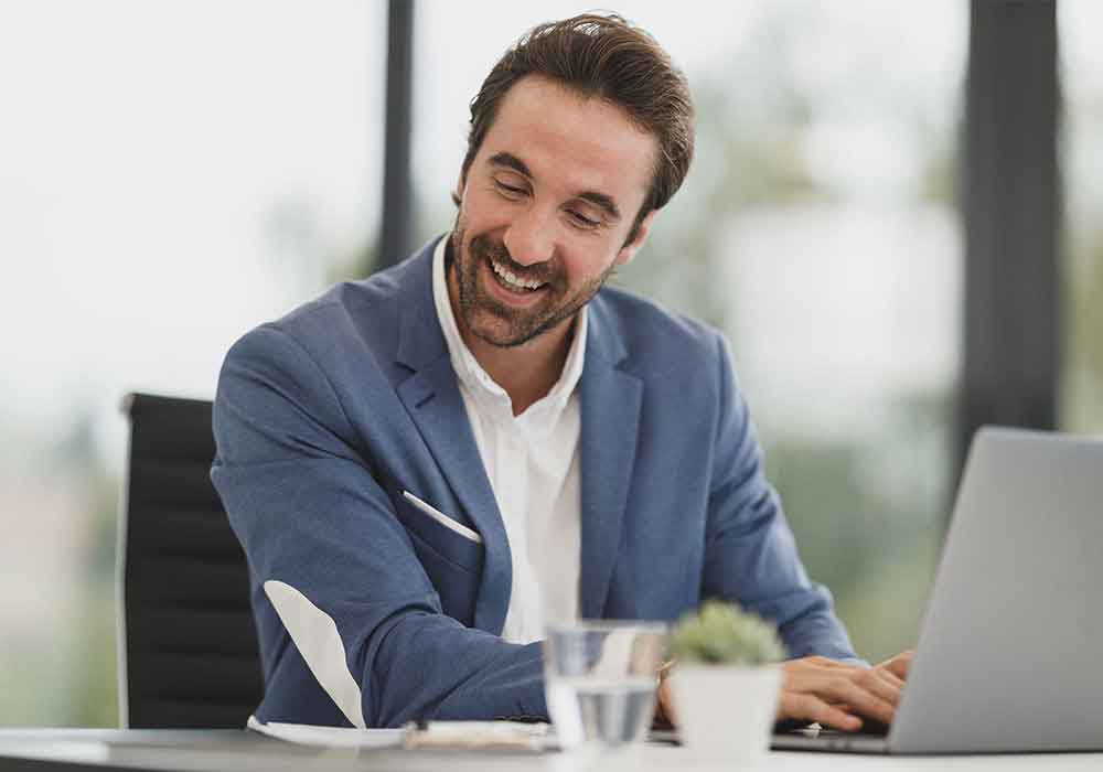 Corretor certificado atendendo cliente